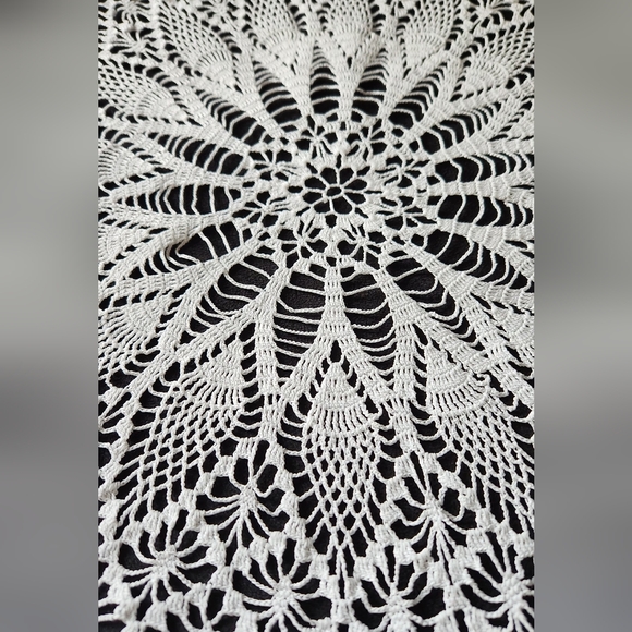 VINTAGE HAND CROCHET PINEAPPLE CENTERPIECE OR ACCENT - Picture 5 of 6